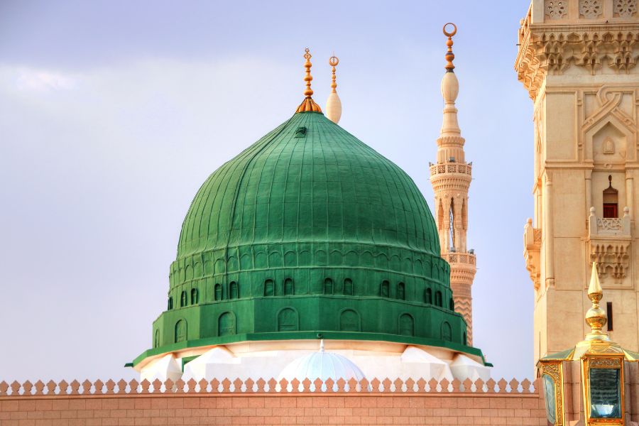 How High Easter Demand Affects Umrah Package Prices and Hotel Availability? 