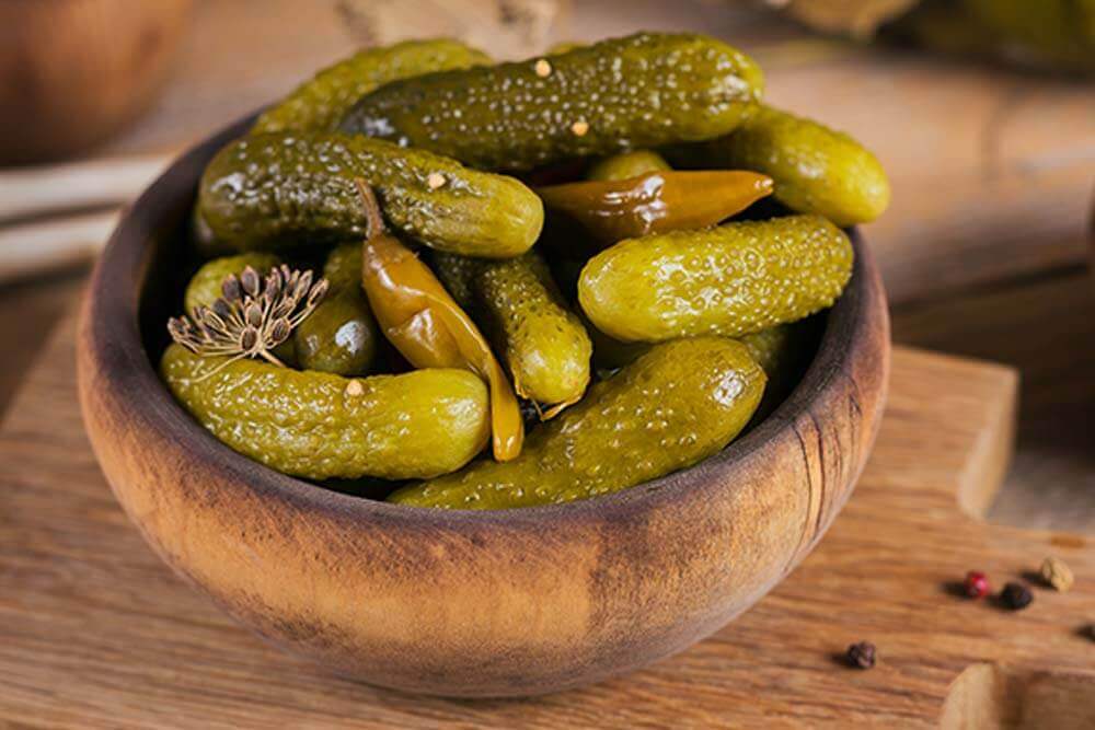 Fresh pickled gherkins packed in jars showcasing global pickled gherkin export market trends and international food exports in 2026.